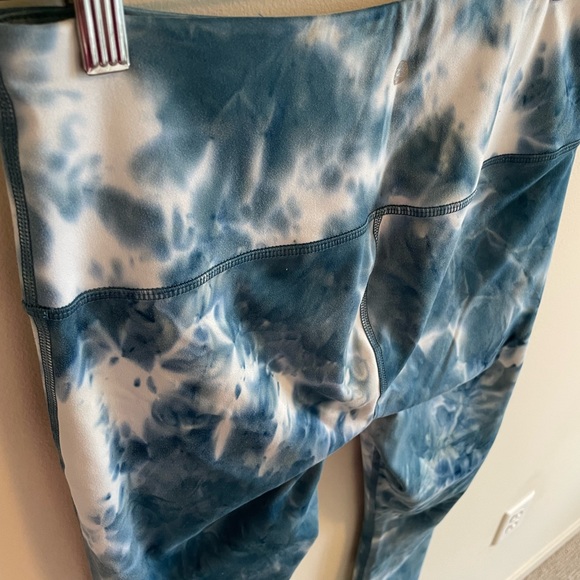 Size M Blue and White Tye Dye Leggings - Picture 4 of 17